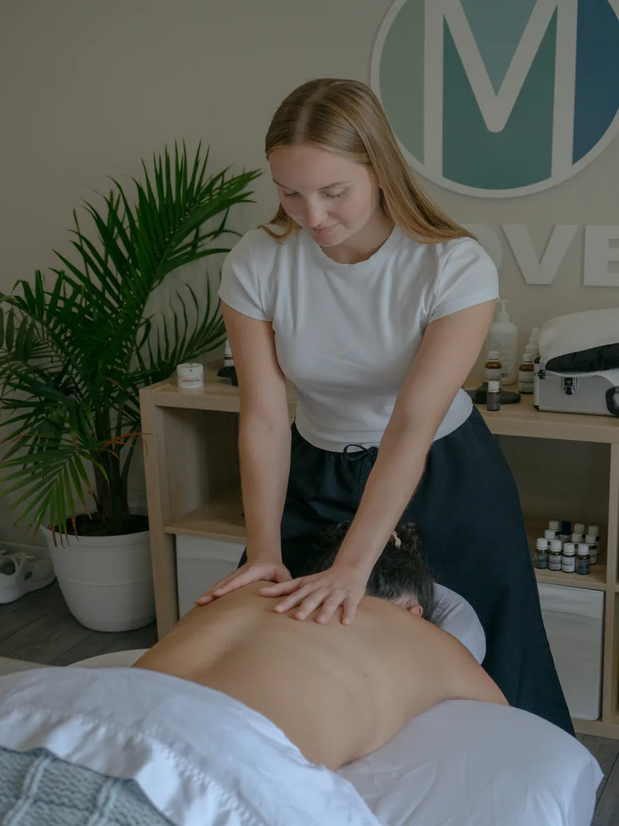 Forfait De la grossesse à bébé — massothérapeute effectuant un soin du dos chez Myovex.