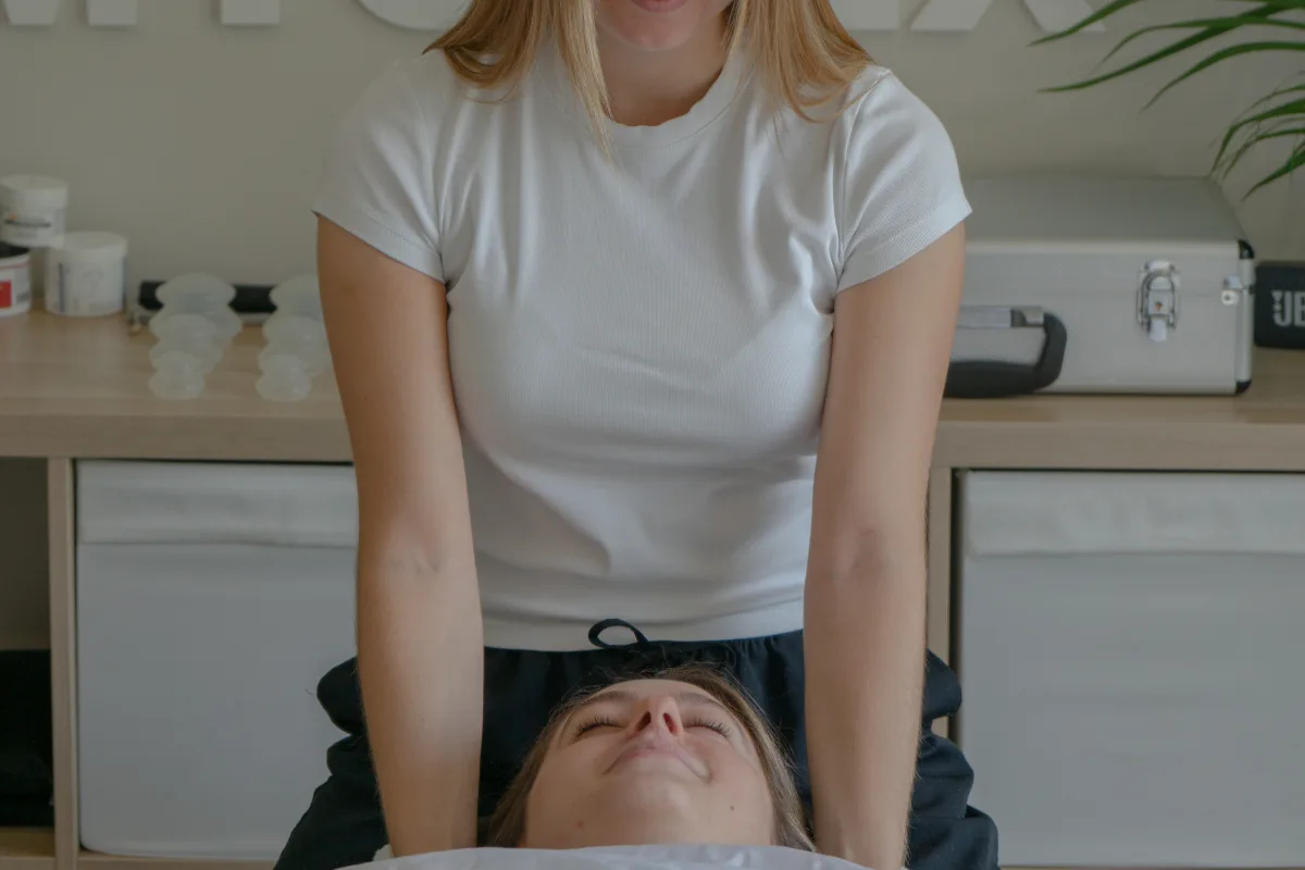 Massothérapeute lors d’un soin Stress et tension chez Myovex.